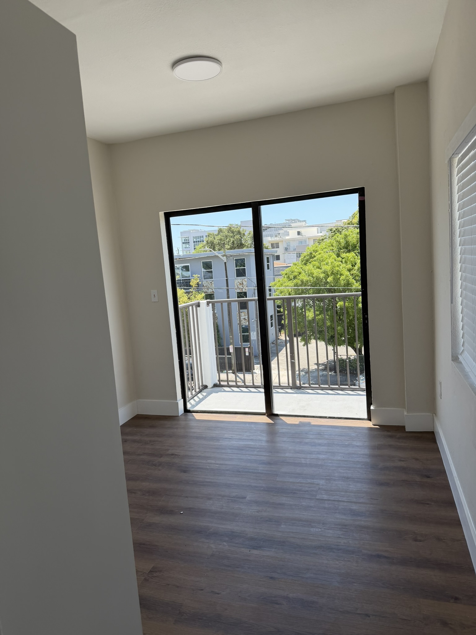 Apt 304 - 5