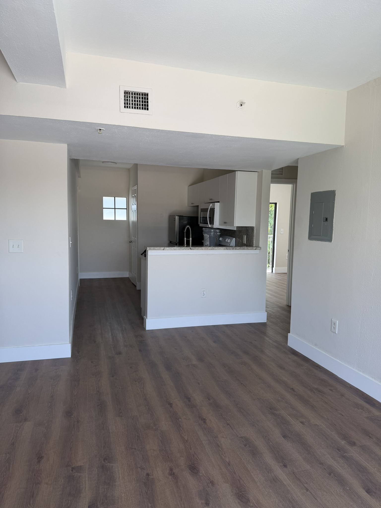 Apt 304 - 6