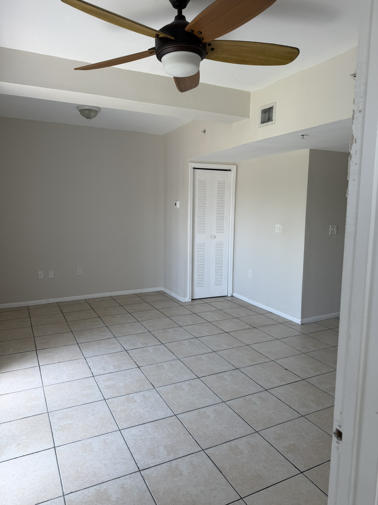 Apt 302 - 5